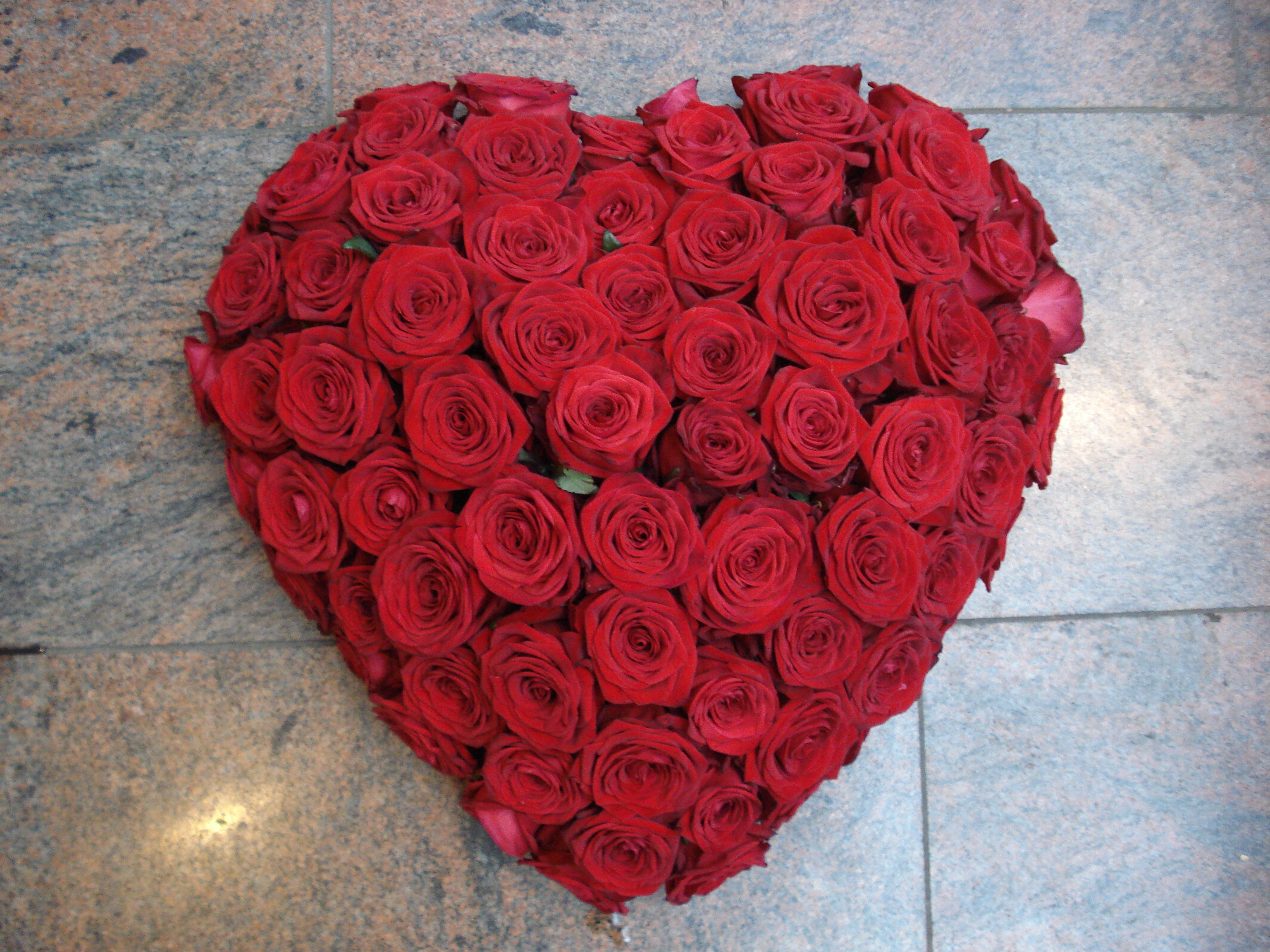 opening Bruin leer Bloemstuk in hartvorm rode rozen - Bloemenshop de Buxus